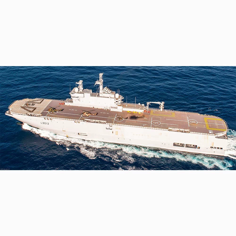 FS Mistral (L9013) Mistral class Amphibious Assault & Command Ship 30 Iches Ship Model