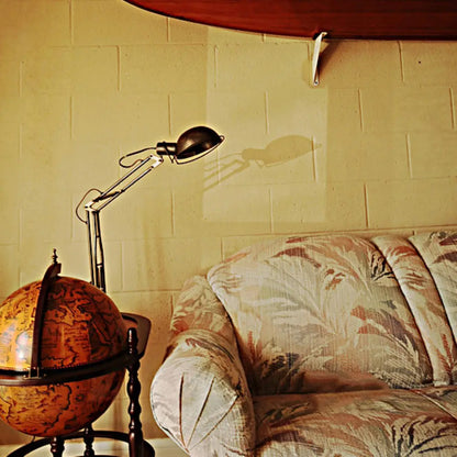 Lampe de table à ressort en laiton sur socle rond
