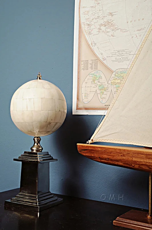 Globe en Os avec Base en Aluminium