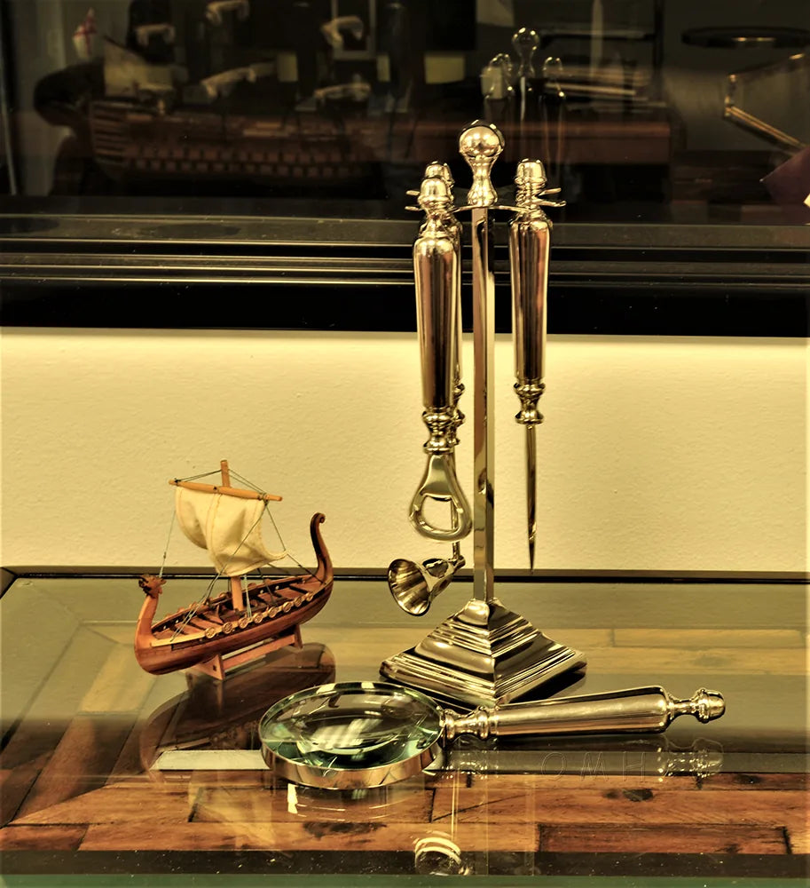 Lot de 4 : Loupe, ouvre-lettres, décapsuleur et éteignoir