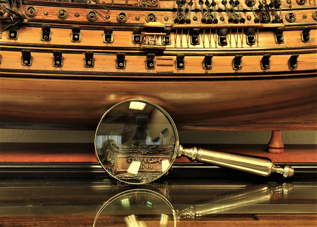 Lot de 4 : Loupe, ouvre-lettres, décapsuleur et éteignoir