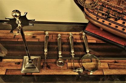 Lot de 4 : Loupe, ouvre-lettres, décapsuleur et éteignoir