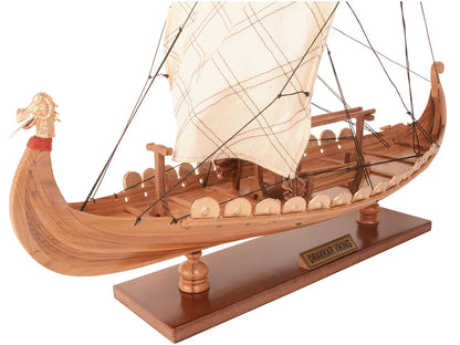 Combo captivant Drakkar Viking : un modèle de bateau et un chapeau légendaire