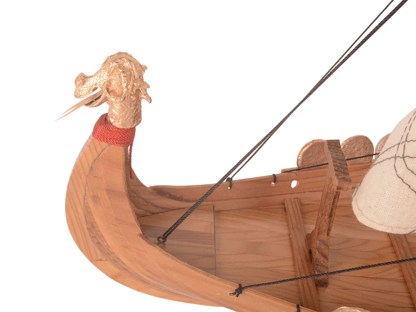 Combo captivant Drakkar Viking : un modèle de bateau et un chapeau légendaire