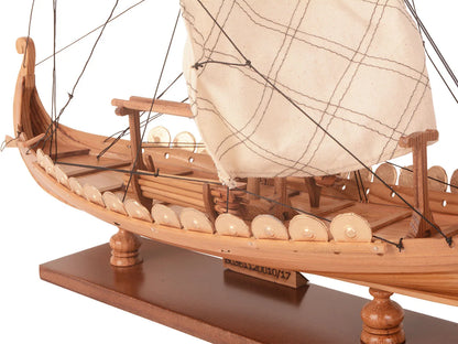 Combo captivant Drakkar Viking : un modèle de bateau et un chapeau légendaire