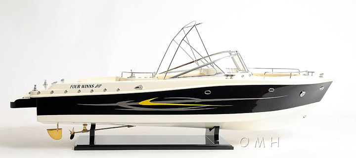 Modèle de bateau rapide Four Winns