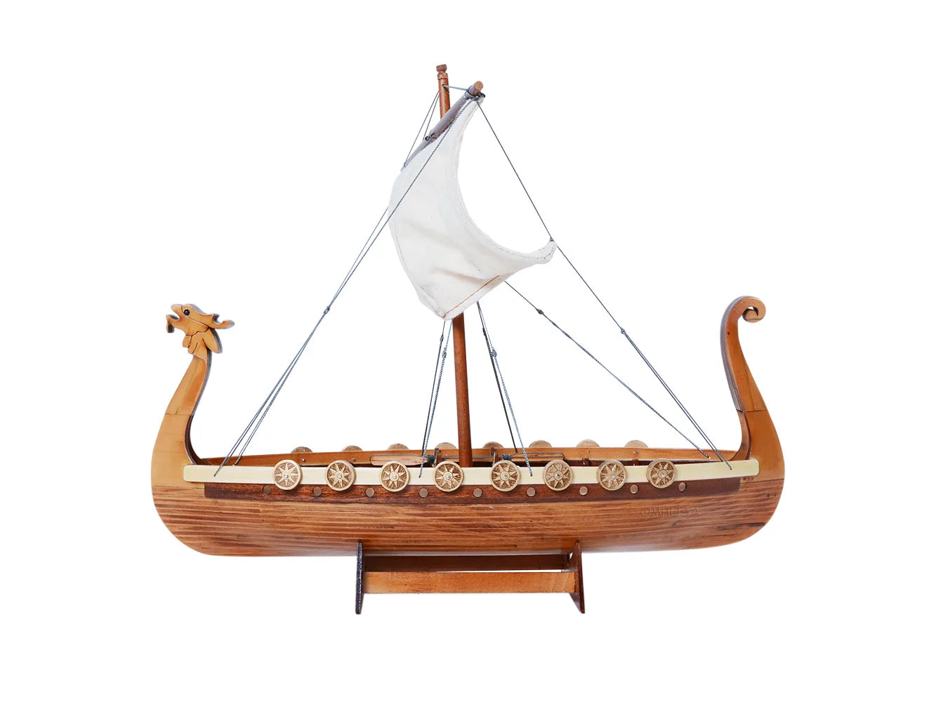 Combo captivant Drakkar Viking : un modèle de bateau et un chapeau légendaire