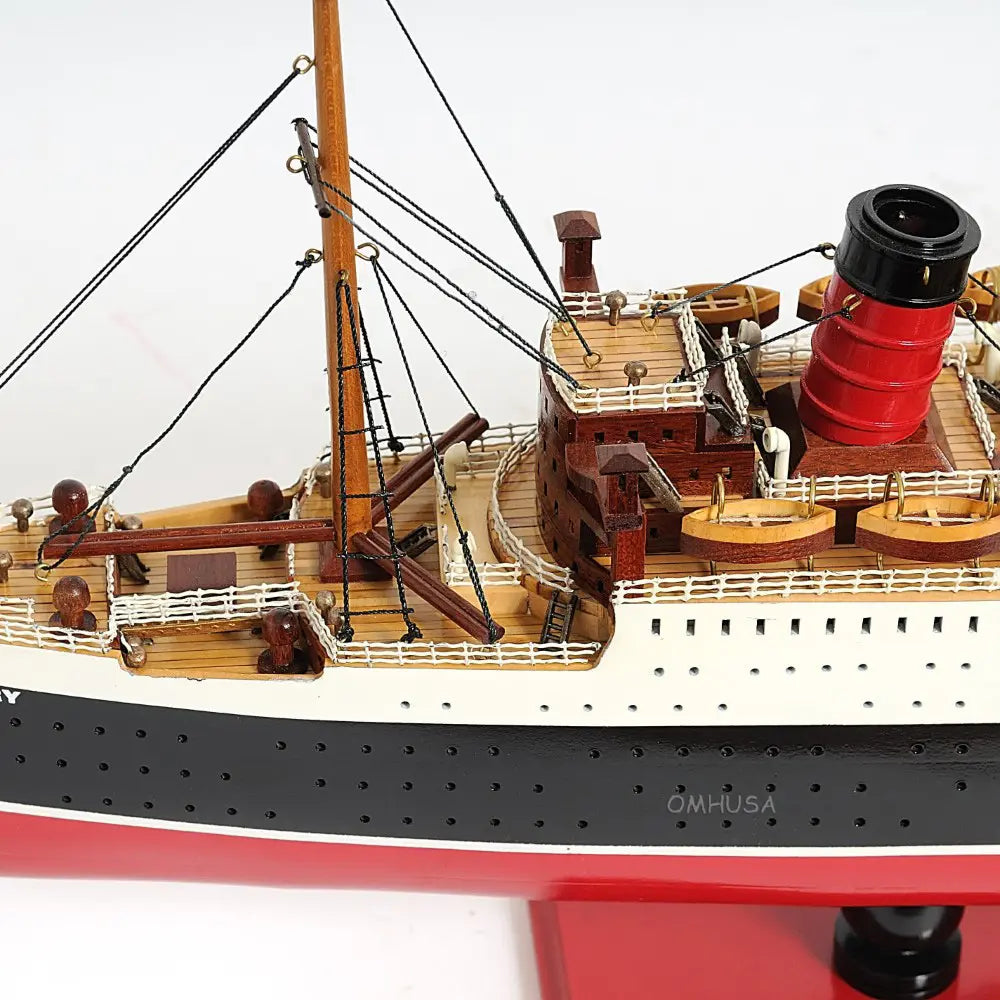 Queen Mary Midsize with Display Case