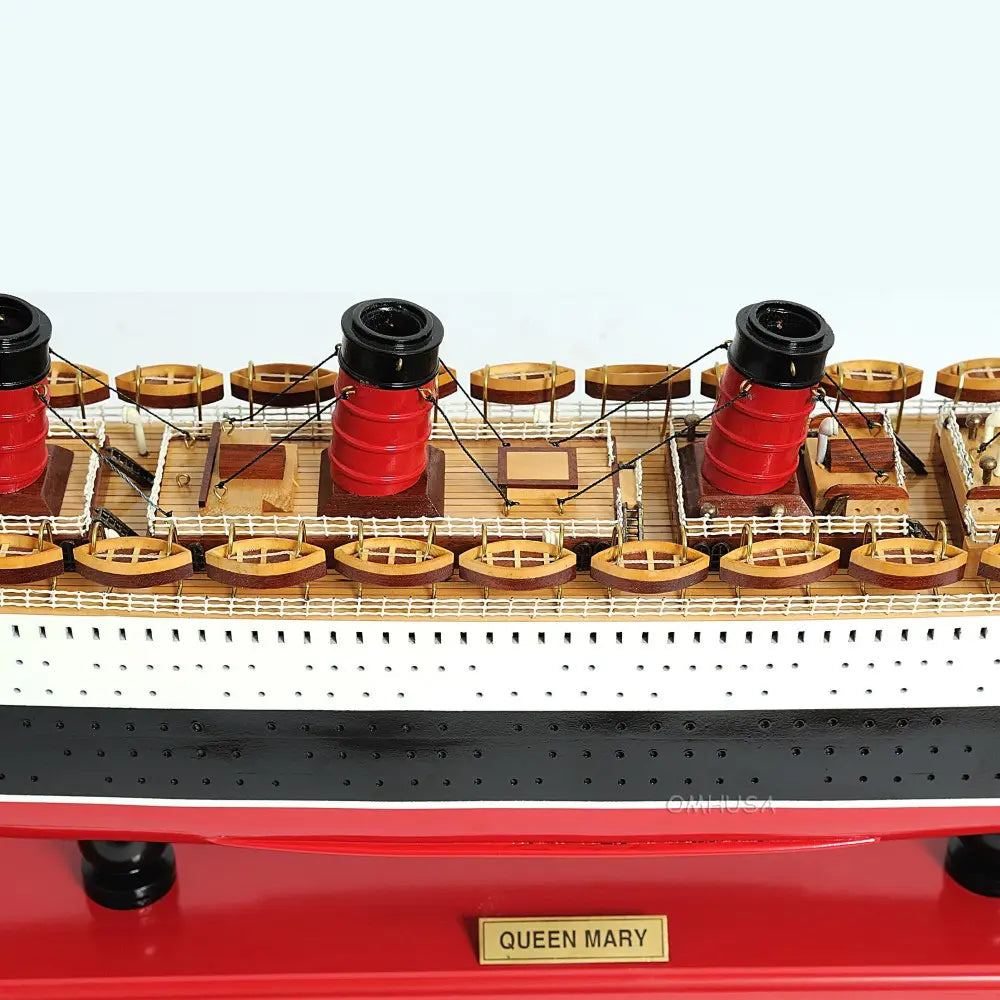 Queen Mary Midsize with Display Case
