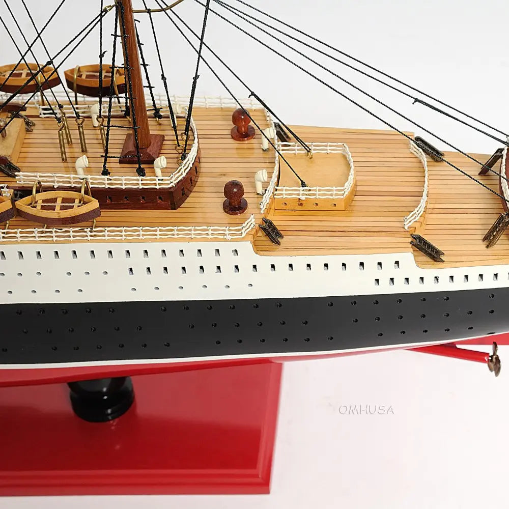 Queen Mary Midsize with Display Case