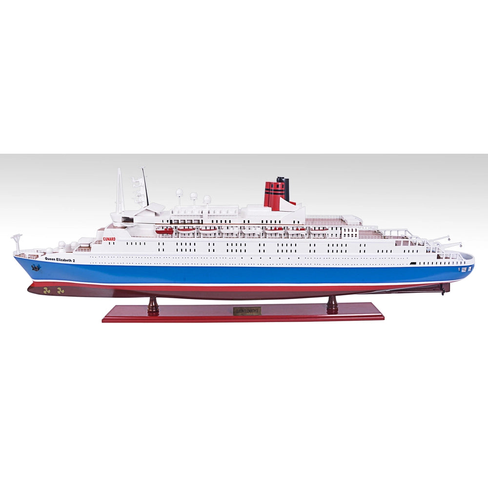 c047-queen-elizabeth-ii-painted-large-cruiseship-model