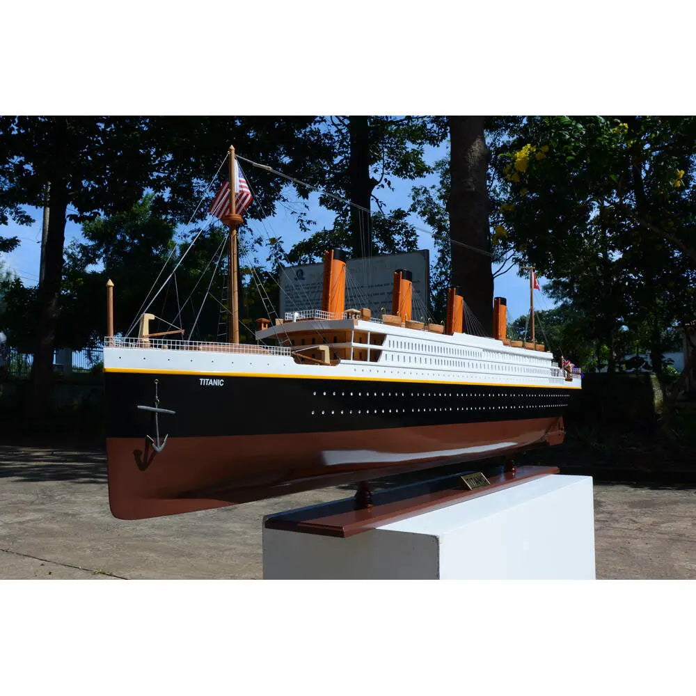 Titanic Painted XXL Exclusive Edition Cruiseship Model