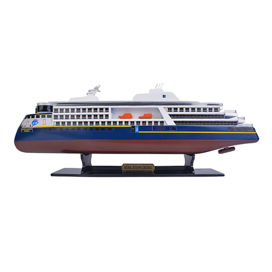 Maquette de petit bateau de croisière National Geographic Endurance peinte