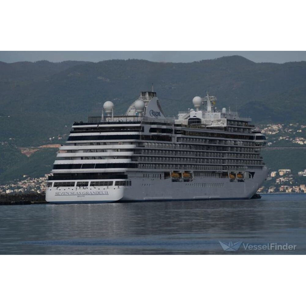 American Seven Seas Grandeur (Explorer-Class) Cruise Ship 30 Inches Model