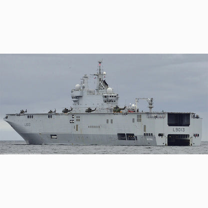 FS Mistral (L9013) Mistral class Amphibious Assault & Command Ship 30 Iches Ship Model
