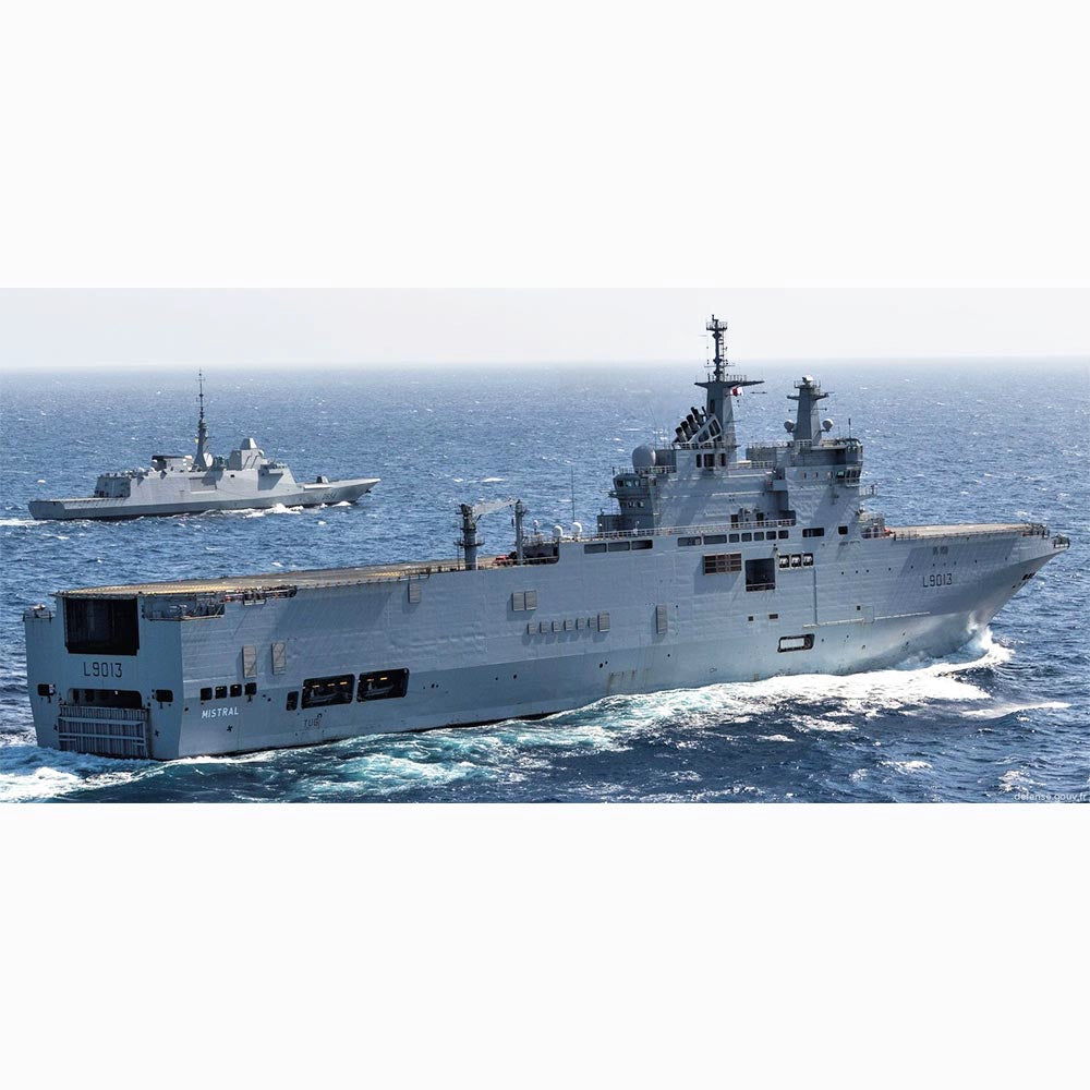 FS Mistral (L9013) Mistral class Amphibious Assault & Command Ship 30 Iches Ship Model