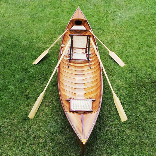 Canoë traditionnel en bois à membrures
