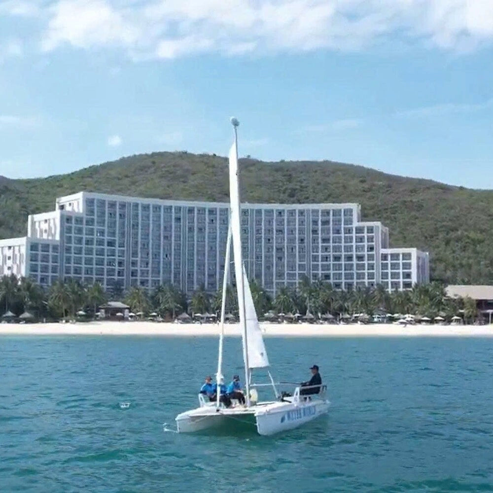 SAILING BOAT 19