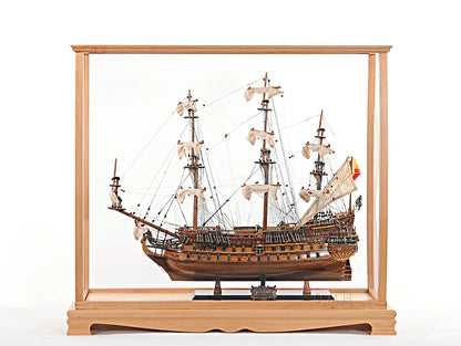 Vitrine pour grand navire de taille moyenne, finition claire