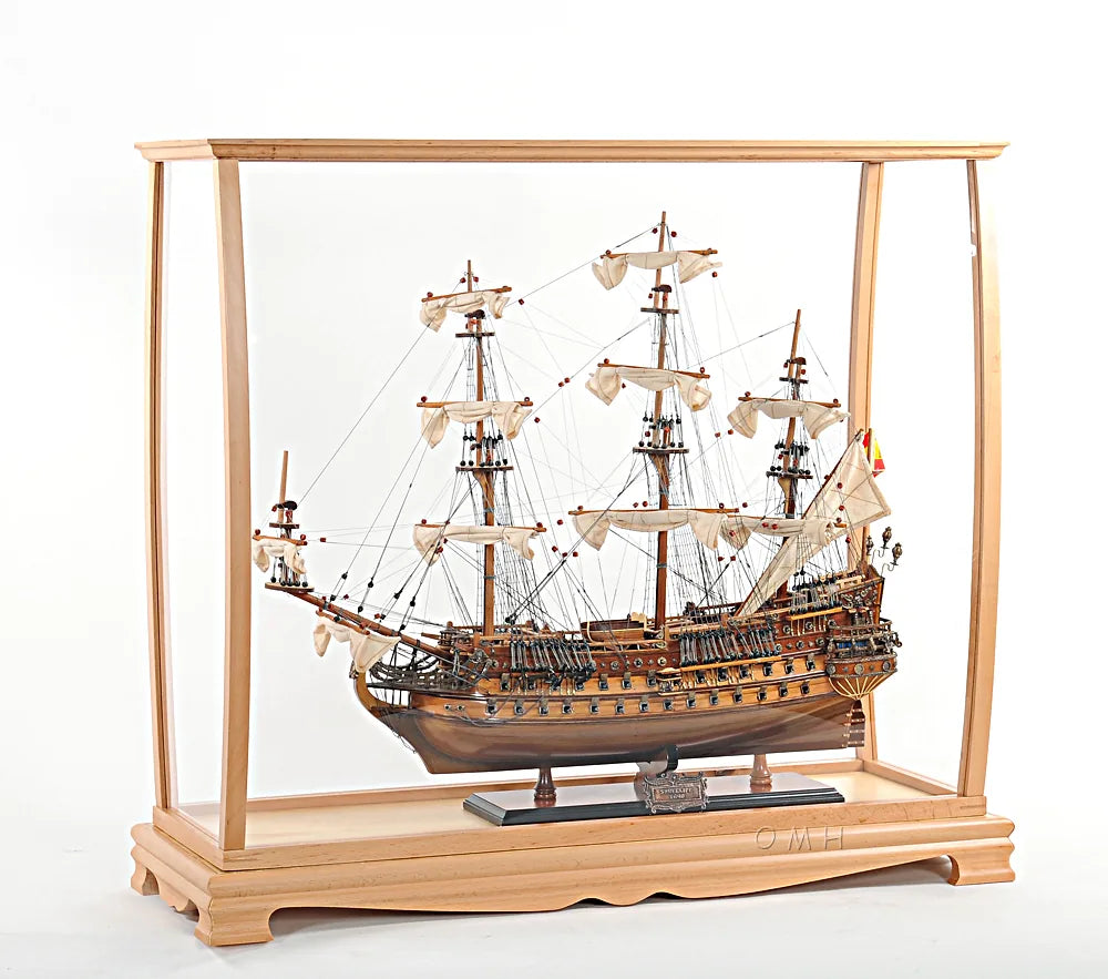 Vitrine pour grand navire de taille moyenne, finition claire