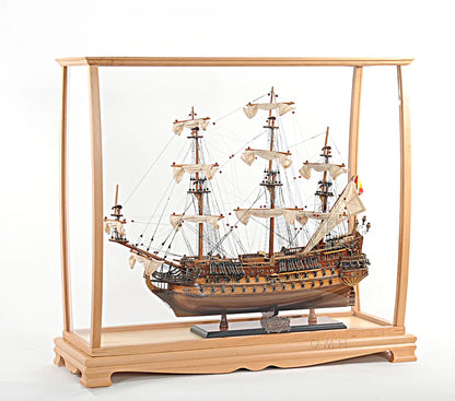 Vitrine pour grand navire de taille moyenne, finition claire