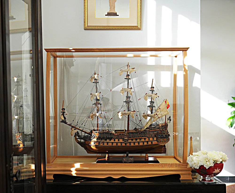 Vitrine pour grand navire de taille moyenne, finition claire