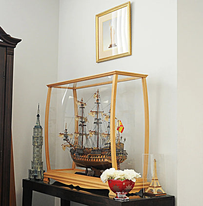Vitrine pour grand navire de taille moyenne, finition claire