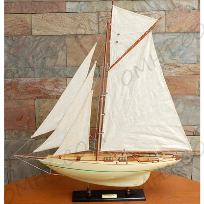 Maquette de yacht goélette Pen Duick, bateau à voile moyen peint de couleur crème