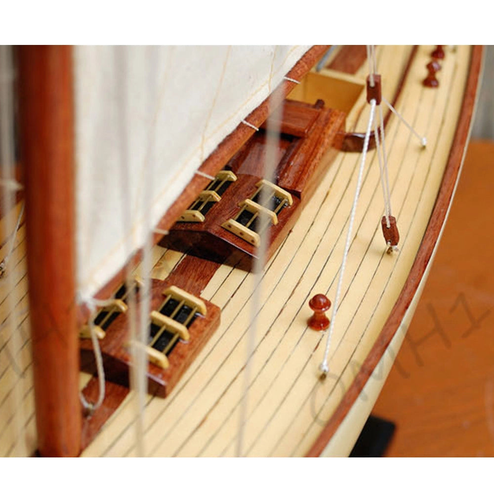 Maquette de yacht goélette Pen Duick, bateau à voile moyen peint de couleur crème