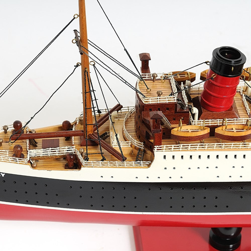 Queen Mary Midsize with Display Case