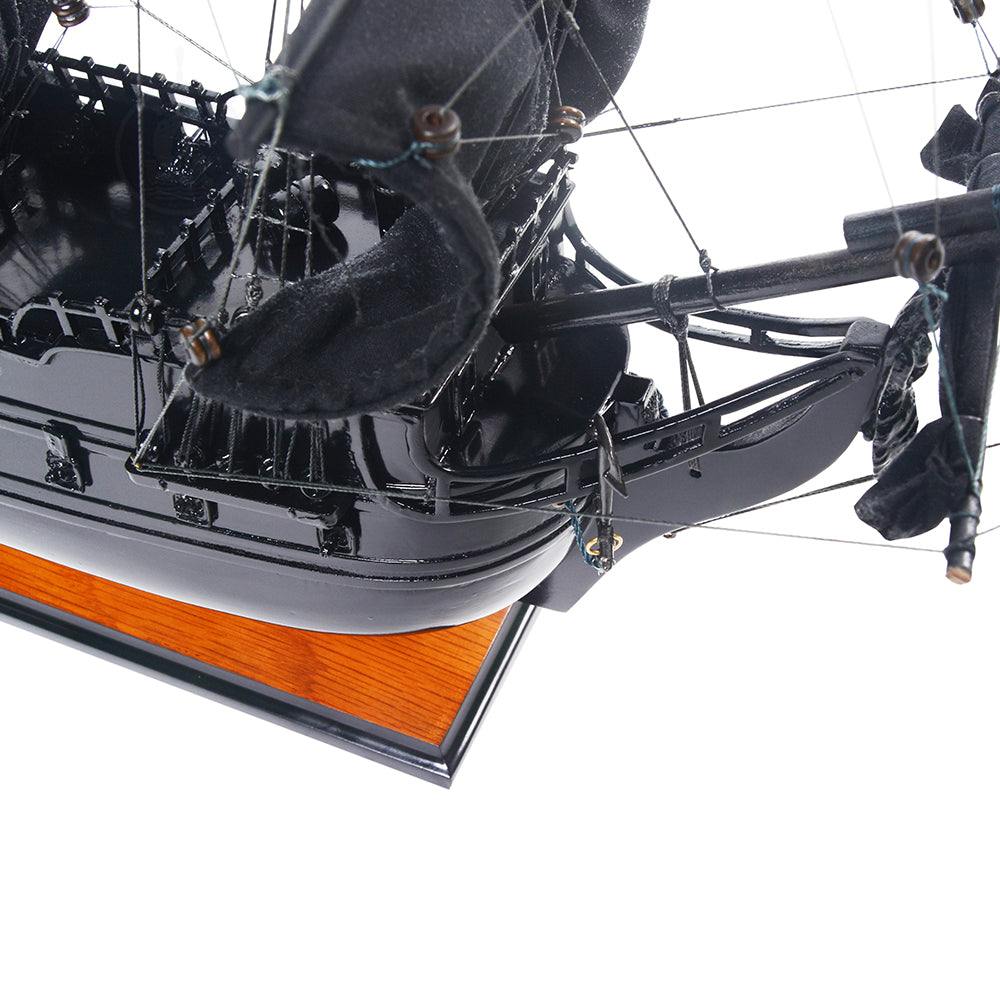 Black Pearl Pirate Ship Small Captain Line