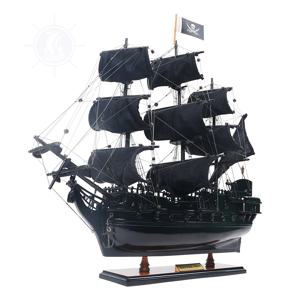 Black Pearl Pirate Ship Small Captain Line